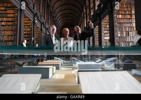 Der nordirische Beschäftigungsminister Sir Reg Empey (links) bei seinem Besuch in Dublin mit Unternehmensminister Micheal Martin (rechts) und Bildungsministerin Mary Hanafin (Mitte) in der Long Library of Trinity College. Stockfoto