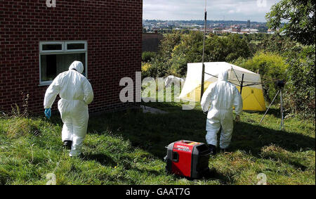 Menschliche Knochen im Garten gefunden. Forensische Polizeibeamte auf einem Grundstück in Chaddesden, Derby, wo die menschlichen Knochen entdeckt wurden. Stockfoto