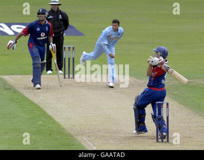 Der englische Luke Wright (rechts) trifft während des NatWest Series-Spiels beim Brit Oval in Kennington, London, 4 Läufe lang den Ball. Stockfoto