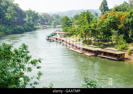 Schöne Landschaft Kwai Noi Fluss unter Death Railway Bridge und schwimmende Resort am Krasae Höhle in der Kanchanaburi Provinz thail Stockfoto