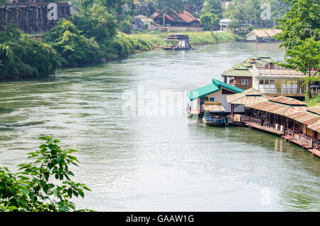 Schöne Landschaft Kwai Noi Fluss unter Death Railway Bridge und schwimmende Resort am Krasae Höhle in der Kanchanaburi Provinz thail Stockfoto