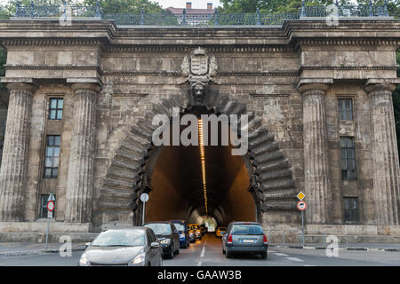 Adam Clark Tunnel unter dem Burgberg in Budapest, Ungarn. Von hier aus gelangen sie bequem zu Orten in Buda hinter dem Hügel. Stockfoto