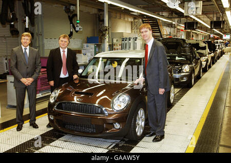 Oliver Zipse, Geschäftsführer der BMW Group Werk Oxford, Andrew Smith MP Oxford East und Wettbewerbsminister Stephen Timms (von links nach rechts) am Ende der Produktionslinie des neuen Mini Clubman bei seiner Markteinführung im Cowley BMW Werk in Oxford. Stockfoto