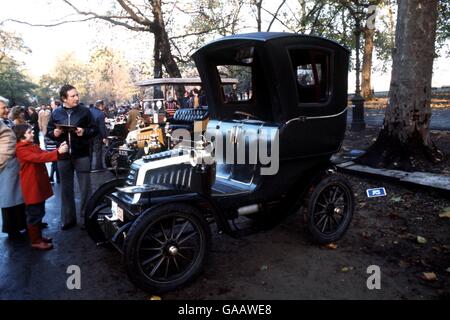 Rallye - VCC London nach Brighton Veteran Car Rally. Die altgedienten Fahrzeuge der Konkurrenz standen vor Beginn der Rallye im Hyde Park an Stockfoto