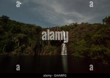 Wangi Falls in der Nacht beleuchtet bei Mondschein, Litchfield Nationalpark, Northern Territory, Australien. Dezember 2012. Stockfoto