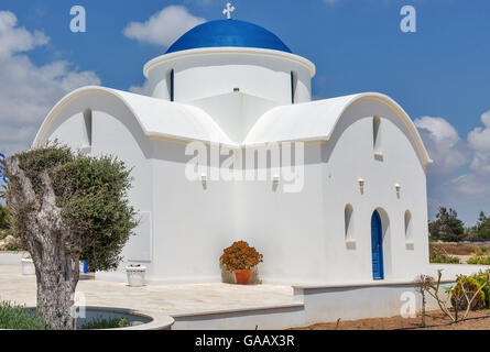 Die Multi konfessionelle St.-Nikolaus-Kirche am Ufer Nahaufnahme in Paphos, Zypern Stockfoto