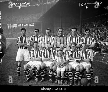 West Bromwich Albion-Teamgruppe: (Hintere Reihe, l-r) Len Millard, Stuart Williams, Jimmy Dudley, Jimmy Sanders, Bill Brookes, Joe Kennedy; (erste Reihe, l-r) Frank Griffin, Wilf Carter, Ronnie Allen, Johnny Nicholls, George Lee Stockfoto