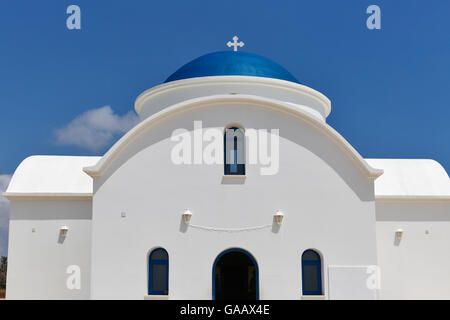 Die Multi konfessionelle St.-Nikolaus-Kirche am Ufer Nahaufnahme in Paphos, Zypern Stockfoto