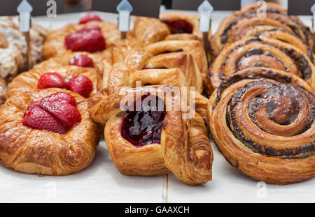 Frische Backwaren in Bio-Bäckerei-Nahaufnahme Stockfoto