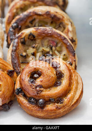 Frische Backwaren in Bio-Bäckerei-Nahaufnahme Stockfoto