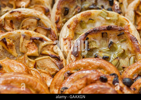 Frische Backwaren in Bio-Bäckerei-Nahaufnahme Stockfoto