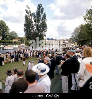 Rudern - Henley Royal Regatta. Gesamtansicht der Menschenmassen bei der Henley Royal Regatta Stockfoto