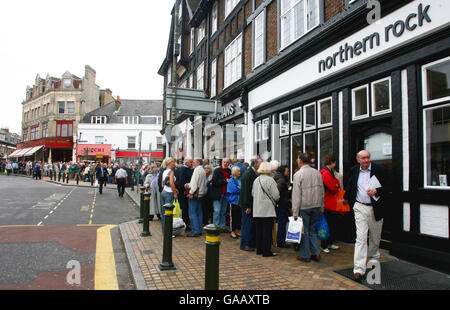 Kunden, die vor einer Niederlassung in Bromley, Kent, Schlange stehen, während Sparer im ganzen Land versuchen, ihr Geld von der krisengeschütteln Bank zu entfernen. Stockfoto