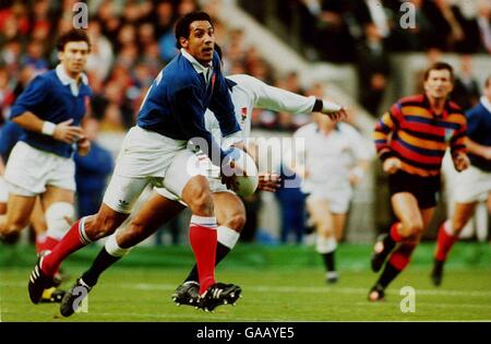 Serge Blanco aus Frankreich läuft mit dem Ball in der Rugby-Weltmeisterschaft gegen England in Parisr Stockfoto