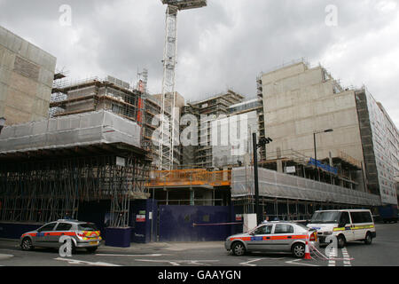 Polizeifahrzeuge stehen vor der Wohnanlage an der Wilton Road, Victoria, im Zentrum von London, wo ein Bauarbeiter, der bei einem Baustellenunfall schwer verletzt wurde, steht. Stockfoto