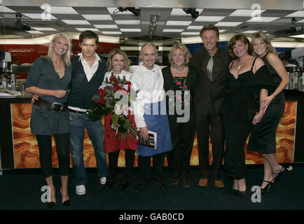 Hell's Kitchen 2007 Gewinner Barry McGuigan (Mitte) feiert mit ehemaligen Hell's Kitchen Kandidaten (von links) Anneka Rice, Brian Dowling, Adele Silva, Rosie Boykott, Paul Young, Kelly LeBrock, Abi Clancy, nachdem er als Gesamtsieger des Reality TV Kochwettbewerbs in den Three Mills Studios im Osten Londons bekannt gegeben wurde. Stockfoto