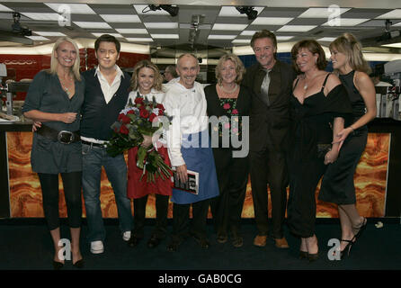 Hell's Kitchen 2007 Gewinner Barry McGuigan (Mitte) feiert mit ehemaligen Hell's Kitchen Kandidaten (von links) Anneka Rice, Brian Dowling, Adele Silva, Rosie Boykott, Paul Young, Kelly LeBrock, Abi Clancy, nachdem er als Gesamtsieger des Reality TV Kochwettbewerbs in den Three Mills Studios im Osten Londons bekannt gegeben wurde. Stockfoto