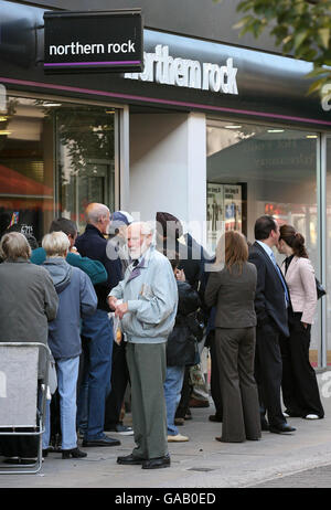 Warteschlangen sind von der Northern Rock Garantie nicht überzeugt. Kunden stehen Schlange, um Geld von der Northern Rock Bank in Kingston-upon-Thames, Surrey, abzuheben. Stockfoto