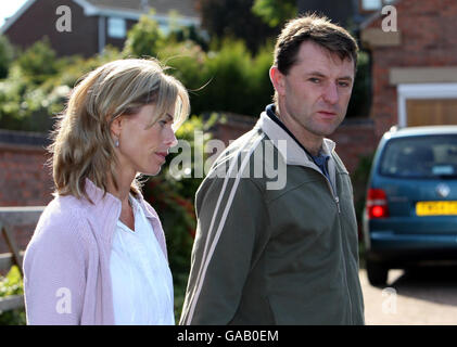 Kate und Gerry McCann im Bild vor ihrem Haus in Rothley, wo der neue Sprecher ihrer Familie, Clarence Mitchell, heute Morgen gegenüber den Medien eine Erklärung abgegeben hat. Stockfoto