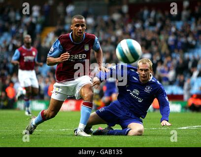 Fußball - Barclays Premier League - Aston Villa gegen Everton - Villa Park. Evertons Tony Hibbert (r) und Gabriel Agbonlahor von Aston Villa kämpfen um den Ball Stockfoto