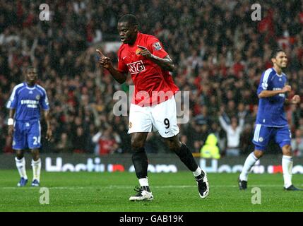 Fußball - Barclays Premier League - Manchester United gegen Chelsea - Old Trafford. Louis Saha von Manchester United feiert nach dem Treffer von der Strafstelle Stockfoto