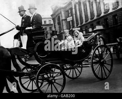 Queen Mary, Prinzessin Elizabeth und die Herzogin von York, auf ihrem Weg mit der Kutsche zum Trooping der Farbe. Stockfoto