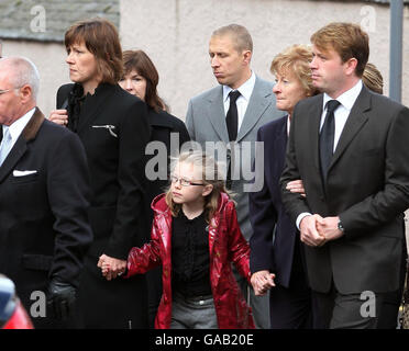 Colin McRaes Witwe Alison McRae (links), ihre Tochter Hollie (Mitte) und Colin McRaes Bruder Jimmy (ganz rechts) kommen zur Beerdigung von Ben Porcelli, der bei einem Hubschrauberabsturz mit Rallyefahrer Colin McRae starb, in Greyfriars Kirk, Lanark. Stockfoto