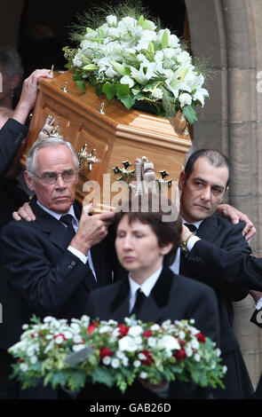 Mark Porcelli (rechts) trägt den Sarg nach der Beerdigung seines Sohnes Ben Porcelli, der bei einem Hubschrauberabsturz mit Rallyefahrer Colin McRae in Greyfriars Kirk, Lanark, ums Leben kam. Stockfoto