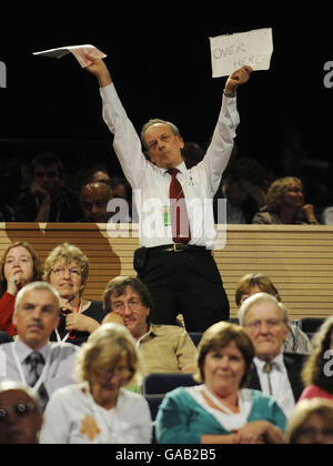 Ein Delegierter auf der Labour Party Conference in Bournemouth versucht heute, die Aufmerksamkeit der Redner während einer Debatte zu erregen. Stockfoto