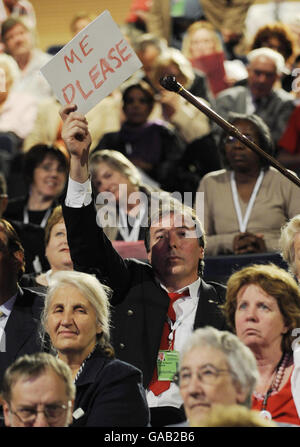 Ein Delegierter auf der Labour Party Conference in Bournemouth versucht heute, die Aufmerksamkeit der Redner während einer Debatte zu erregen. Stockfoto