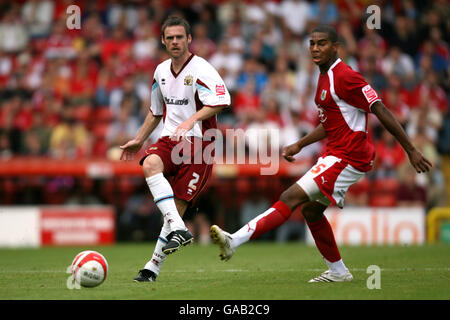 Fußball - Coca-Cola Football League Championship - Bristol City / Burnley - Ashton Gate. Burnleys Graham Alexander (links) in Aktion mit Marvin Elliott von Bristol City. Stockfoto