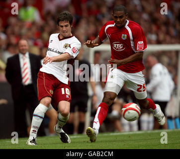 Fußball - Coca-Cola Football League Championship - Bristol City / Burnley - Ashton Gate. Andy Gray von Burnley (links) in Aktion mit Marvin Elliott von Bristol City. Stockfoto