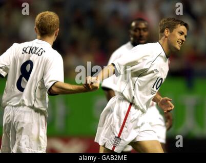 Internationale Freundlichkeit - Südkorea gegen England. Der Engländer Michael Owen feiert mit Paul Scholes, nachdem er das Eröffnungstreffer erzielt hat Stockfoto