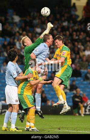 Manchester Citys Torhüter Joe Hart versucht, den Ball zu schlagen Klar unter Druck von Richard Dunne und Michael Spillane Stockfoto