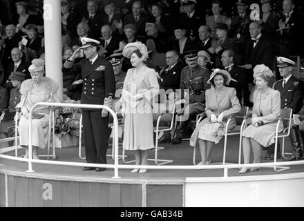 König Georg VI. Begrüßt die Fliege an 300 Flugzeugen der RAF vorbei, die am Ende der Siegesparade über der Saluting-Basis in der Mall stattfanden. Stockfoto