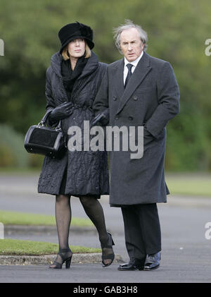 Sir Jackie Stewart und Frau Helen kommen zur Beerdigung von Colin McRae und Sohn Johnny in der East Chapel, Daldowie Crematorium. Stockfoto