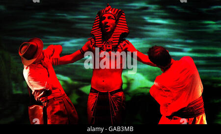 Darsteller der Horrible Egyptians, Horrible Histories Bühnenshow treten im Playhouse Theatre in Edinburgh auf. Stockfoto