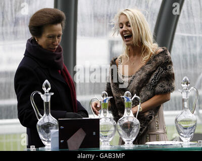 Die Prinzessin Royal überreicht die Trophäe an Sarah Woodhead, die Besitzerin von Lady Rangali, nachdem sie am Vollblut-Züchtertag auf der Pferderennbahn Ascot den Einsatz für das Watership Down Stud Sales gewonnen hat. Stockfoto