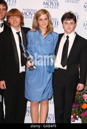 (Von links nach rechts) Rupert Grint, Emma Watson und Daniel Radcliffe erhalten den Preis für den besten Familienfilm für Harry Potter und den Orden des Phönix während der National Movie Awards in der Royal Festival Hall im Zentrum von London. Stockfoto