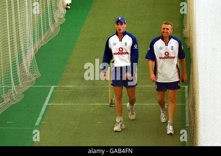 Glamorgans schneller Bowler Simon Jones, der eingezogen wurde Die englische Mannschaft erwärmt sich mit Dominic Cork in der Netze bei Edgbaston Stockfoto