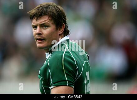 Der irische Brian O'Driscoll steht während des Spiels niedergeschlagen Stockfoto