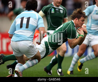 Der irische Brian O'Driscoll gewinnt beim IRB Rugby World Cup Pool D Spiel im Parc des Princes, Paris, Frankreich, seinen ersten Versuch. Stockfoto