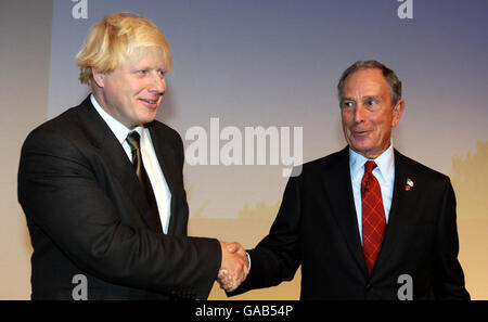 Konservativer Parteikandidat für London Bürgermeister Boris Johnson (links) schüttelt die Hände mit dem New Yorker Bürgermeister Michael Bloomberg (rechts) bei der Conservative Party Conference in den Winter Gardens in Blackpool. Stockfoto