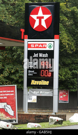 Eine Tankstelle auf der A30 in der Nähe von Windlesham, Surrey, zeigt den Dieselpreis bei 1 Liter und bleifreiem Kraftstoff bei 99.9 Pence pro Liter an. Stockfoto