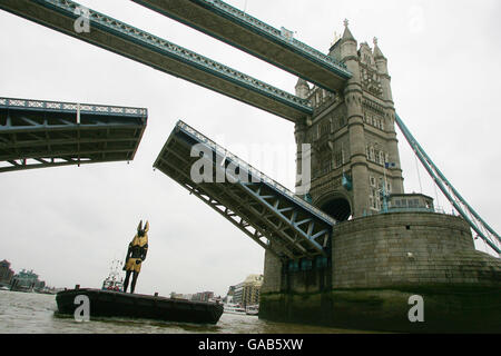 Ein 25ft Golden Anubis, der alte ägyptische Schakal-Kopf-Gott der Toten, geht unter der Tower Bridge, um den Weg für Tutanchamuns Ankunft in London zu ebnen. Stockfoto