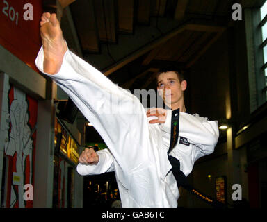 Leichtathletik - 2007 World Taekwondo Peking Olympic Qualification - MEN Arena. Ein Teilnehmer zeigt seine Taekwondo-Fähigkeiten Stockfoto