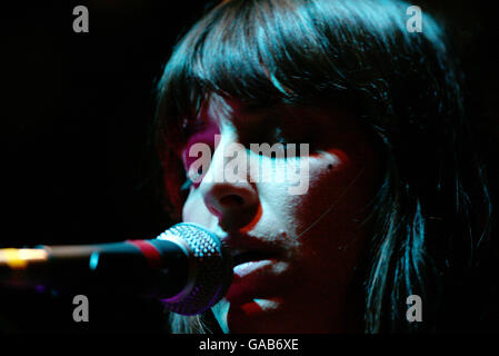 Feist tritt live im Konzert im Shepherds Bush Empire in West London auf. Stockfoto