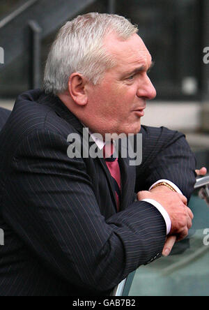 Taoiseach Bertie Ahern verlässt das Mahon-Tribunal in Dublin nach seinem dritten Tag in der Zeugenbox. Stockfoto