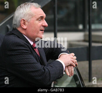 Taoiseach Bertie Ahern verlässt das Mahon-Tribunal in Dublin nach seinem dritten Tag in der Zeugenbox. Stockfoto