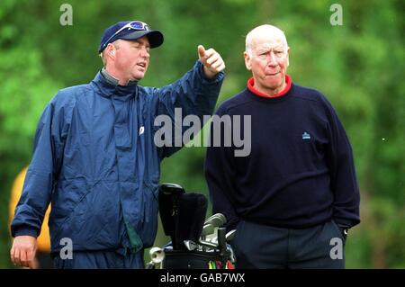 Golf - Celebrity Pro-Am - Der Belfry. Bobby Charlton (r) erhält einige wichtige Ratschläge Stockfoto